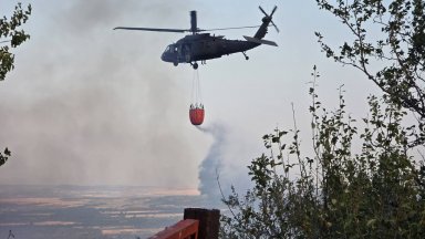 Пожарът край Сунгурларе стигна до село Скала, изгоряха къщи, евакуираха хората