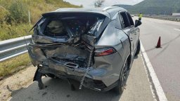 Шофьор на бус е със счупен нос, след като се заби в кола при изпреварване на "Хемус"