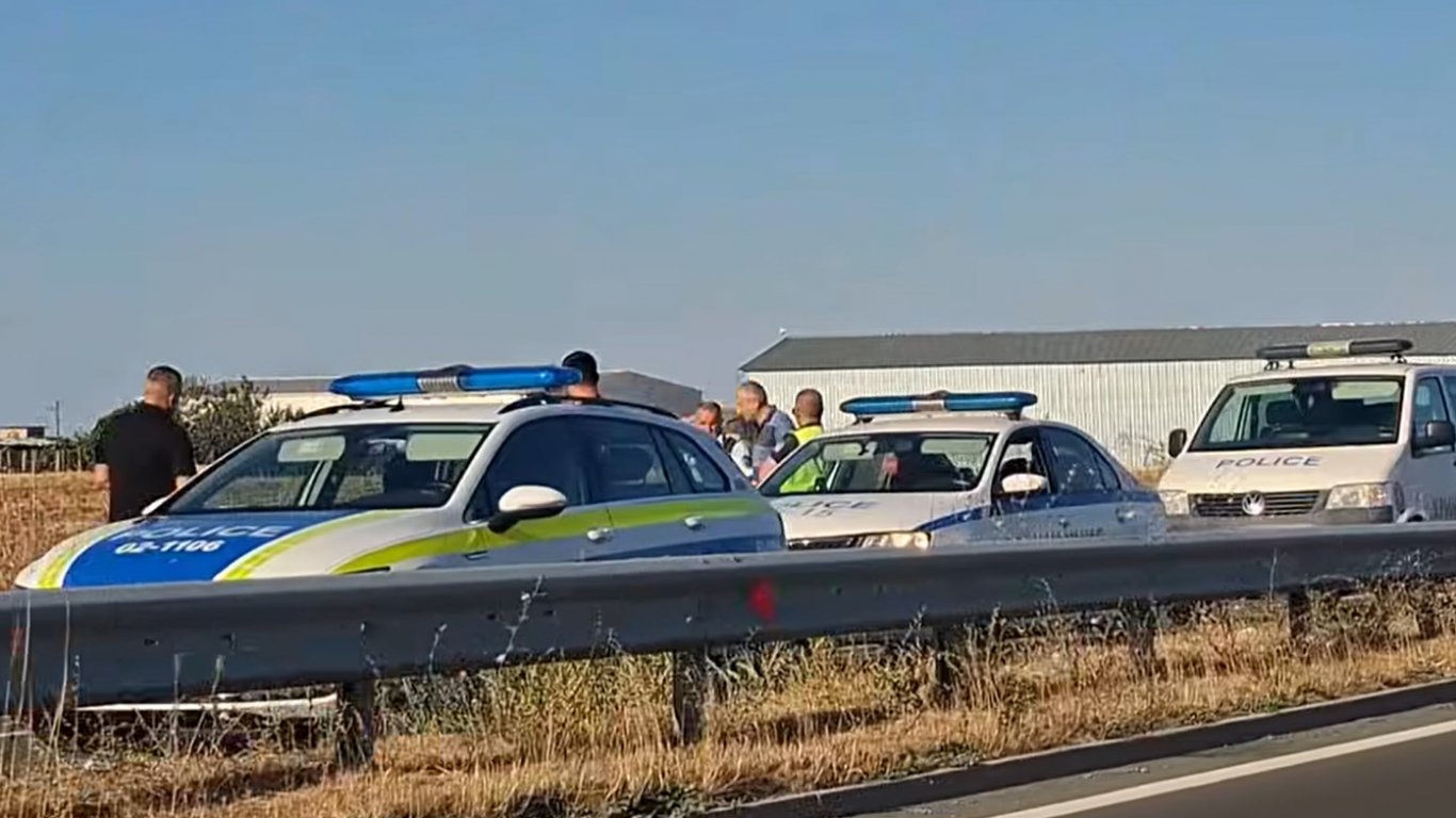 Затвориха пътя Бургас-Слънчев бряг заради катастрофа с жертва, издирват виновния шофьор (видео)