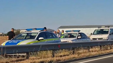 Завориха пътя Бургас - Слънчев бряг заради катастрофа с жертва, издирват виновния шофьор (видео)