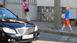 Фигури на деца до пешеходни пътеки превъзпитават шофьорите в Казанлък (снимки)