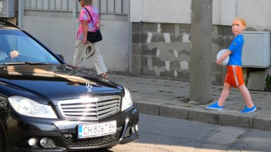 В Казанлък поставиха две фигури на деца пресичащи едни от