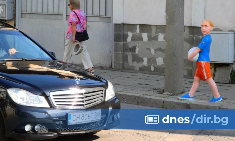 В Казанлък поставиха две фигури на деца, пресичащи едни от