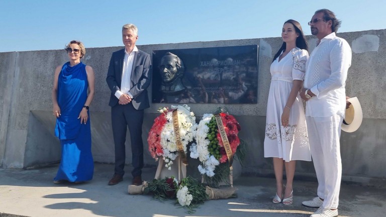 Първият паметник на Ханс Кристиан Андерсен в България бе открит в Свети Влас
