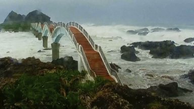 Тайфунът Подул достигна сушата на Тайван където бяха затворени училища