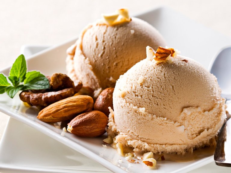 Плодов сладолед с бадеми