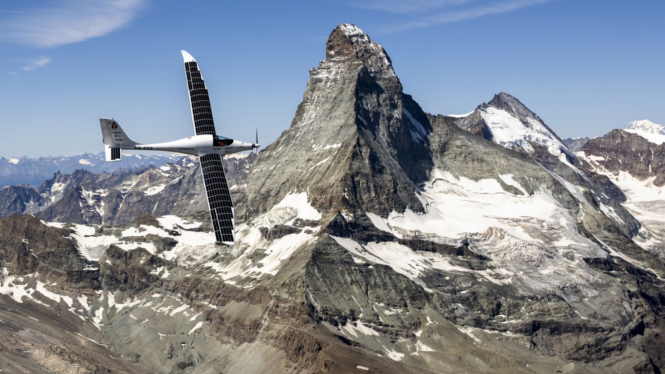 Соларен самолет достигна рекордна височина от 9521 метра