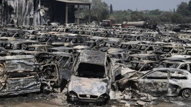 Гърция е в капана на пожарите втори ден а те