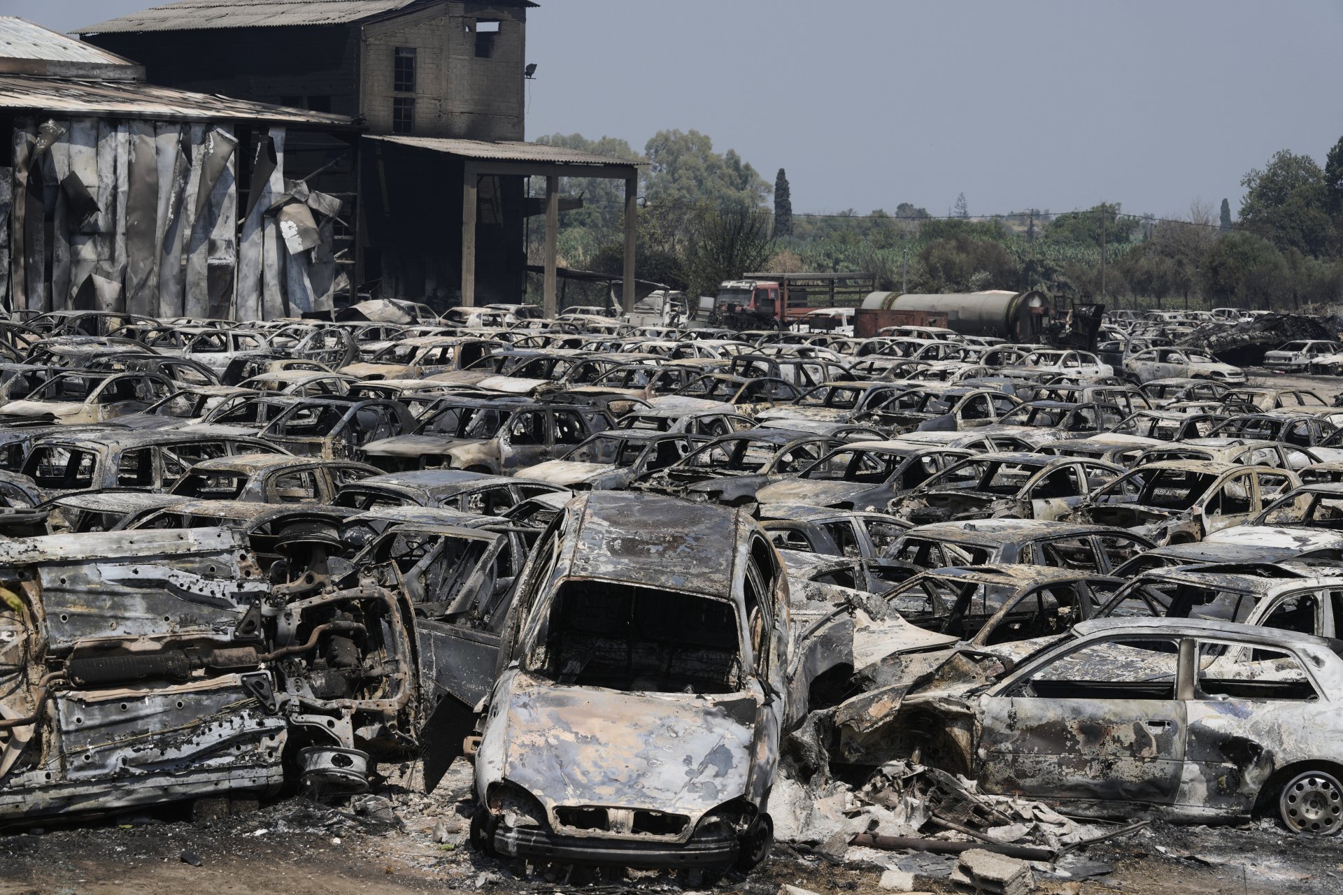 550 автомобила на паркинг на митницата изгоряха при пожара край Патра