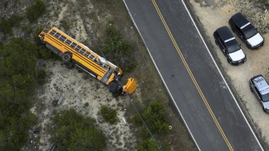 Училищен автобус от Тексас превозващ повече от 40 ученици се