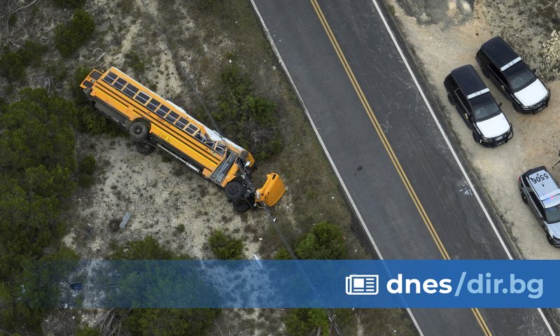 Училищен автобус от Тексас, превозващ повече от 40 ученици, се