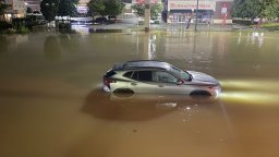 Проливни дъждове потопиха Тенеси и взеха жертви, сред които семейство с дете
