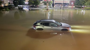 Майка баща и дете са загинали когато върху колата им