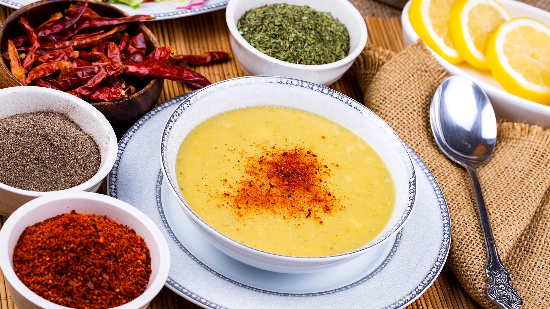 Люта супа от червена леща и картофи