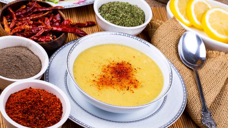 Люта супа от червена леща и картофи