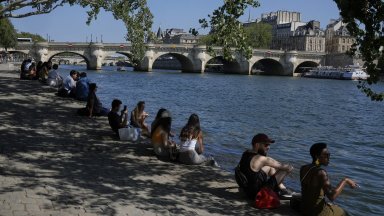 се появиха пред няколко джамии в Париж съобщиха властите осъждайки