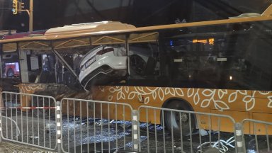 Лек автомобил Ауди буквално влезе през прозореца на автобус от