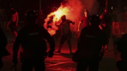 Трима в ареста за влизане с взлом в офис на управляващите в Белград, задържаха депутат