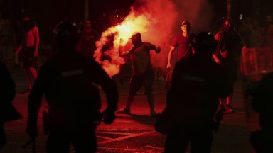 Трима в ареста за влизане с взлом в офис на управляващите в Белград, задържаха депутат