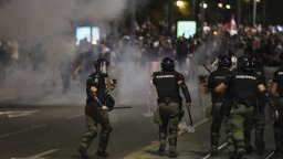 "Арестувайте Вучич!": Бурна нощ на протести в Сърбия, разбиха партиен офис на властта (снимки)