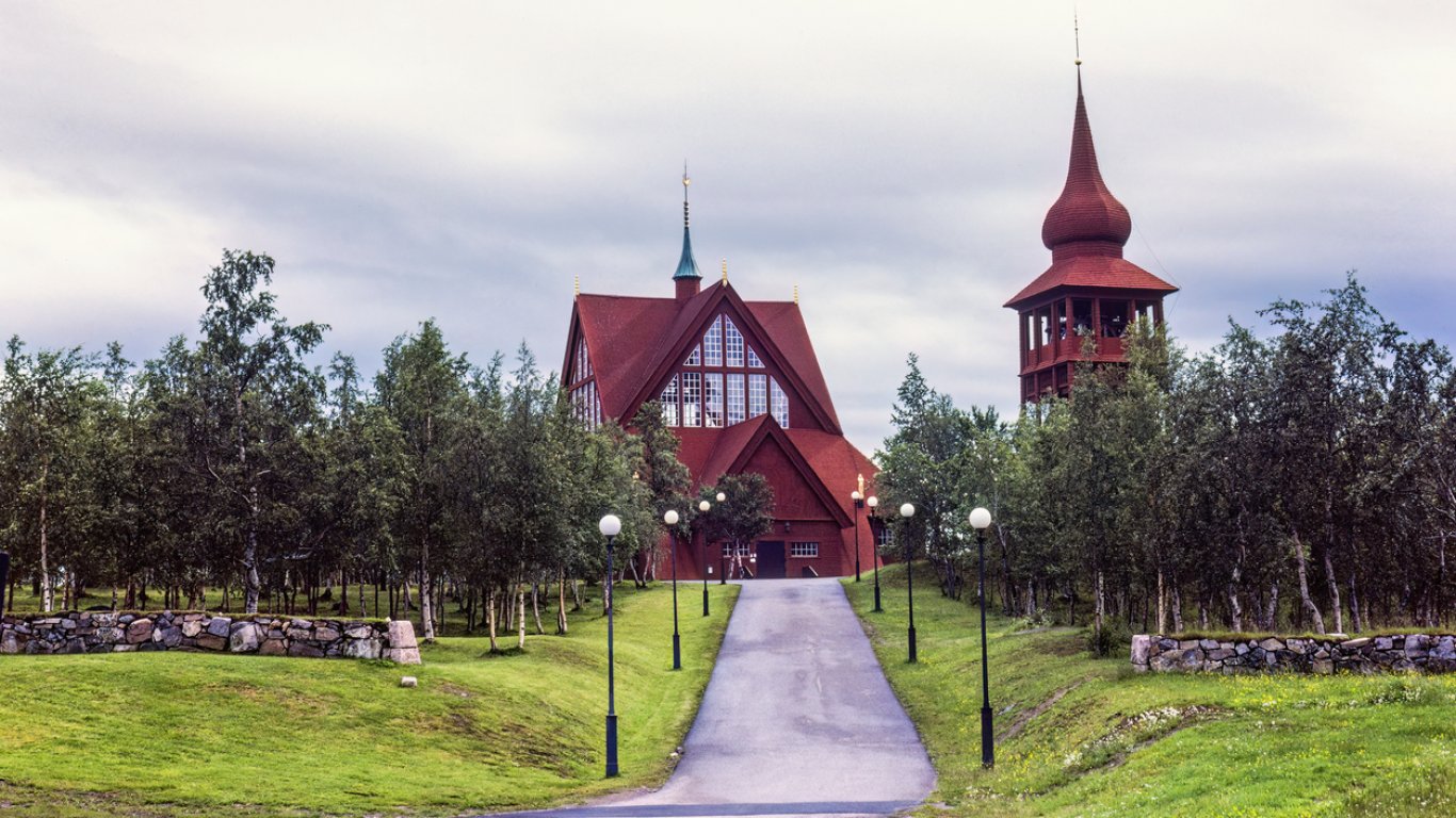 Заради най-голямата мина в Европа: Шведски град  мести църквата си в зрелищна операция