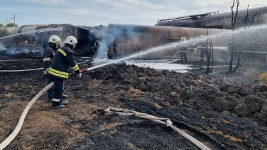 Товарен влак с цистерни дерайлира край Симеоновград, избухнал е огромен пожар (видео)