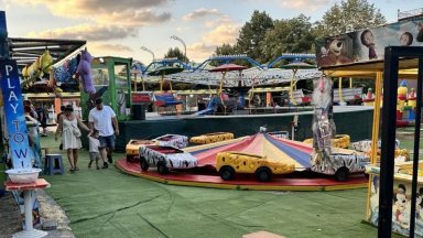 В двора на училище Св Св Кирил и Методий в