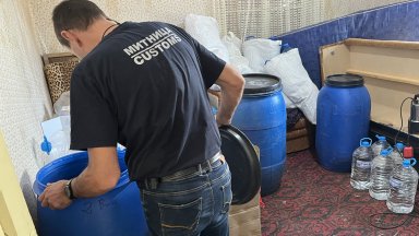 1169 литра етилов алкохол откриха и задържаха митническите служители от