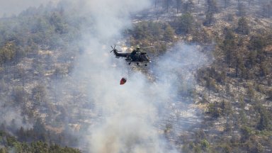 Въпреки че локализирането на огнищата напредва пожарът в Пирин не