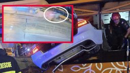 Вижте момента, в който 21-годишният шофьор се забива с аудито си в автобуса (видео)