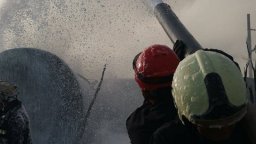 13 са дерайлиралите вагони край Симеоновград. Пожарът е овладян, но още изтича гориво (снимки)