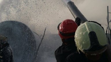 13 са дерайлиралите вагони край Симеоновград. Пожарът е овладян, но още изтича гориво (снимки)