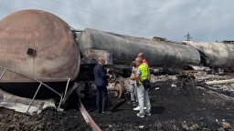 Изтеглят незасегнатите цистерни от дерайлиралия влак край Симеоновград  (снимки/видео)
