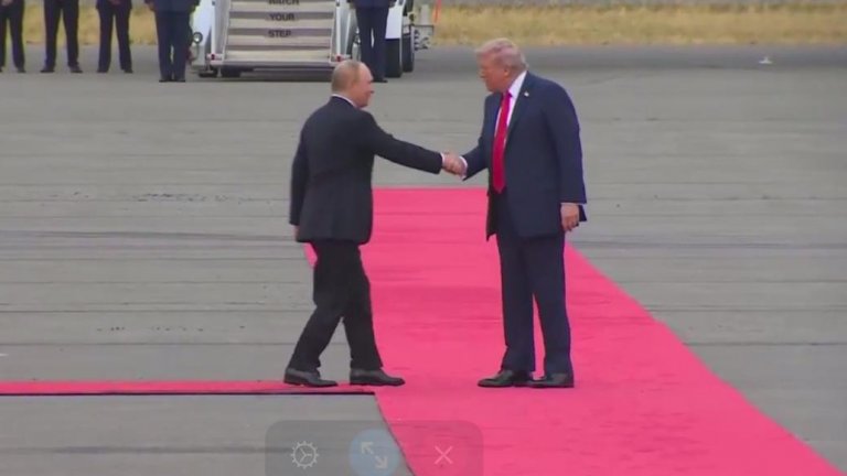 "Три на три". Тръмп и Путин си стиснаха ръцете, срещата започва