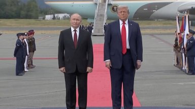 "Три на три". Тръмп и Путин си стиснаха ръцете, срещата започва