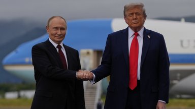 Путин и Тръмп си стиснаха ръцете на пистата в Аляска и се качиха в една лимузина (снимки/видео)
