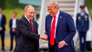 По време на посрещането на Владимир Путин над пистата в