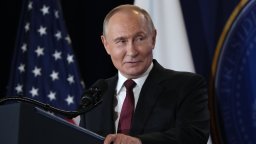 Чрез срещата на върха в Аляска Путин се върна на дипломатическата сцена