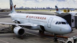 Стачка на стюардите и стюардесите приземи самолетите на "Еър Канада"