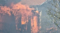 Голям пожар край Българово, горят вили, огънят настъпва към града, задействаха BG-Alert (снимки/видео)