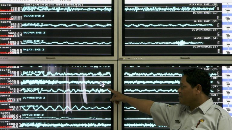 Мощен трус разтърси Индонезия, десетки са ранени