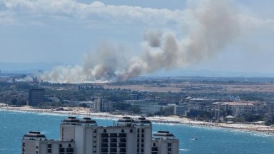 Пожар бушува край аквапарка в Несебър, спряха движението по пътя към Бургас (видео)