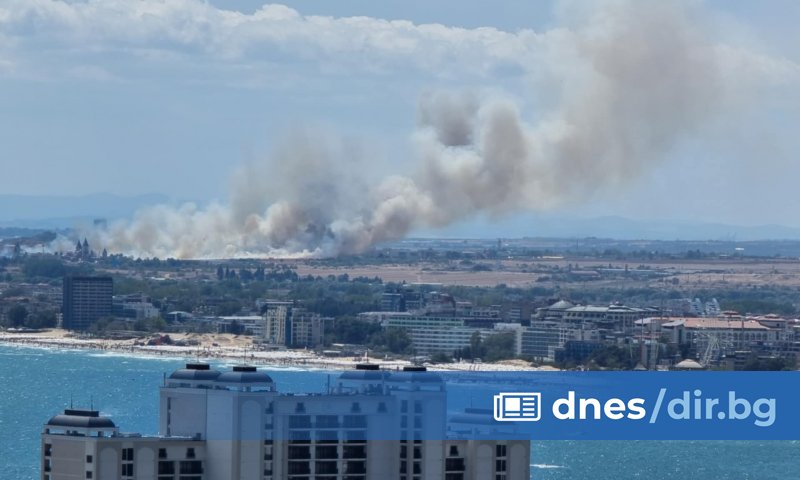 Пожар избухна в близост до Аквапарка в Несебър, а пътят към