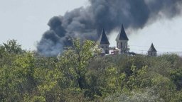 Пожар избухна край аквапарка в Несебър и спря движението по пътя към Бургас (видео/снимки)