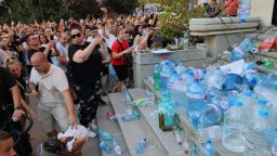 Гневни заради безводието плевенчани затрупаха с празни туби входа на общината (снимки)