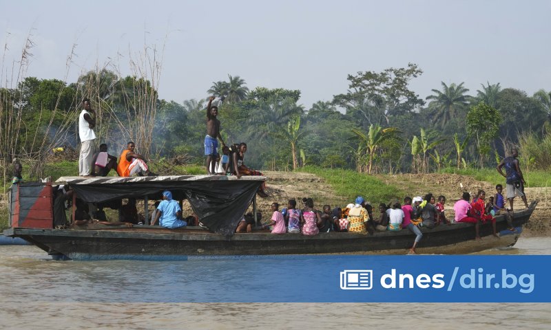 Нигерийските спасителни служби се опитват да открият повече 40 души,