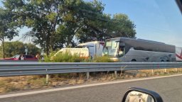 Верижна катастрофа с тирове на магистрала "Тракия" предизвика километрично задръстване