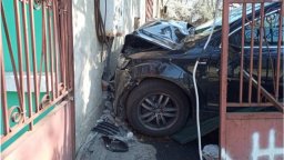 Пиян 19-годишен заби джипа си в оградата на къща в Перущица