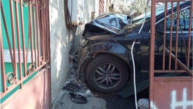 Пиян 19-годишен заби джипа си в оградата на къща в Перущица