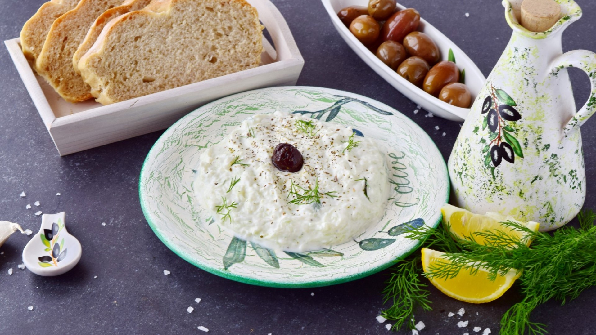 От гирос до сувлаки: Неустоимото дзадзики, превърнало се в емблема на гръцката кухня